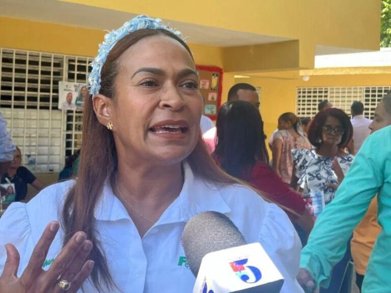 Adhamilka Espinal condena agresión policial contra maestros que exigían construcción de escuelas