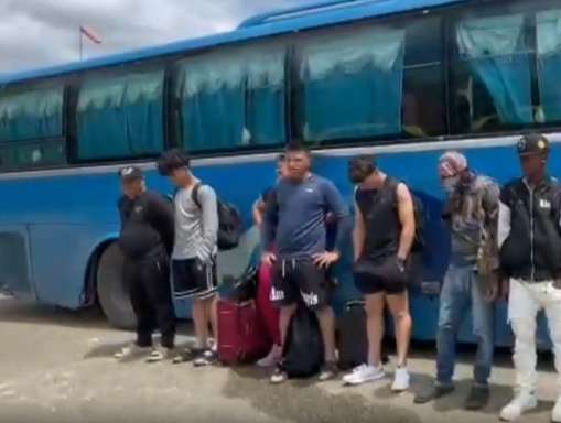 Ejército atrapa cinco cubanos y tres haitianos indocumentados que eran trasladados en un autobús público