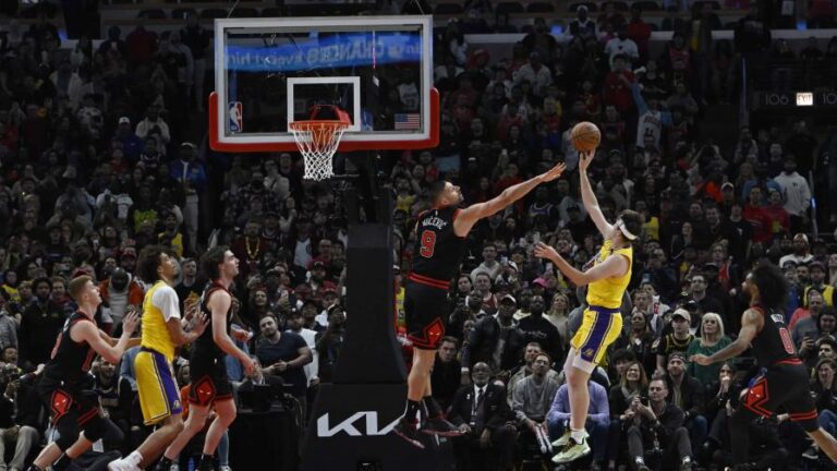 Con tiro de Giddey desde media cancha, Bulls superan a los Lakers