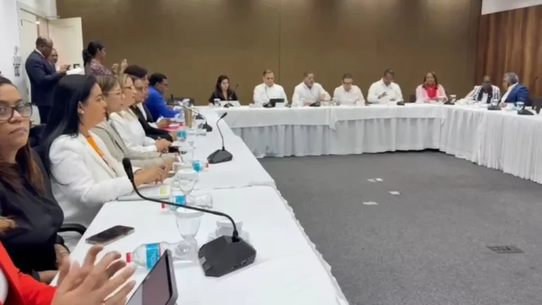 Comisión de Hacienda se reúne con Jochi Vicente para recibir explicaciones sobre cinco préstamos