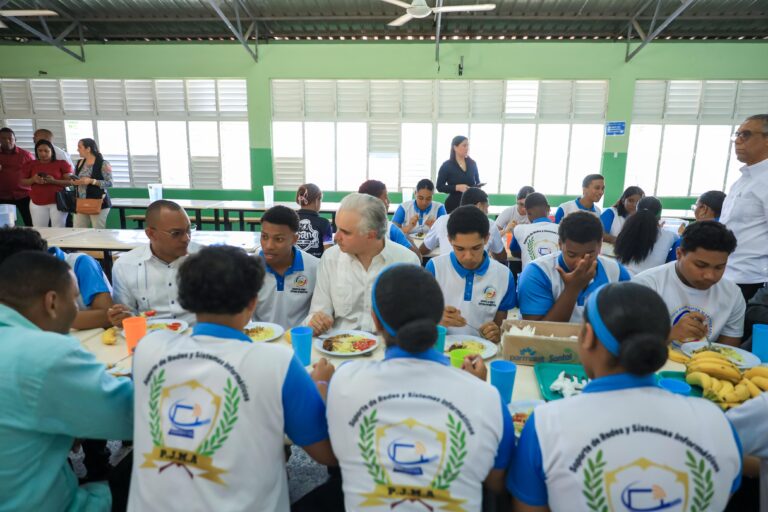 Ministro de Educación comparte almuerzo escolar con estudiantes y destaca compromiso con la calidad y bienestar estudiantil