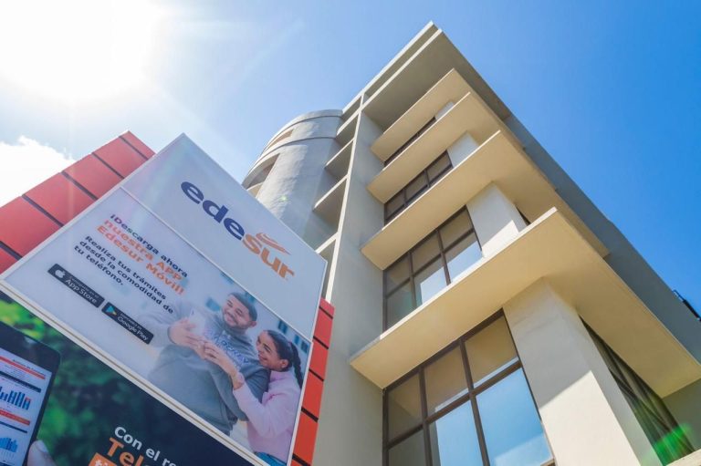 Edesur niega cancelación de licitación se debió a irregularidades, sino a cambios en Contrataciones Públicas Edesur niega cancelación de licitación se debió a irregularidades, sino a cambios en Contrataciones Públicas Facebook Icon Twitter Icon Whatsaap Icon Telegram Icon Email Icon SANTO DOMINGO. – Edesur Dominicana informó que la licitación para contratación de subagentes recaudadores de pagos, para el cobro de facturas de clientes post pago y venta de recarga de energía para clientes prepago fue cancelada el 18 de marzo de 2025, debido a una incidencia técnica del Sistema Electrónico de Contrataciones Públicas (SECP).  La empresa distribuidora de electricidad explica que durante el plazo para realizar modificaciones a los documentos del proceso, la Dirección General de Compras y Contrataciones Públicas realizó cambios técnicos en la configuración de la licitación y en el Pliego de Condiciones Específicas.  En el referido sistema, los cambios fueron aplicados y aprobados en el entorno del trabajo de las instituciones públicas, pero a nivel de “vista pública”, que es el entorno de acceso a los ciudadanos, los cambios no fueron aplicados.  “Al enterarnos de la situación, de inmediato se contactó vía email a la Dirección General de Contrataciones Públicas (DGCP) y nos indicaron que no podían asistirnos con la resolución de la incidencia”, puntualiza.  Edesur aclara que en el acta de cancelación de la licitación están contenidos de manera integral los antecedentes y consideraciones que dieron lugar a esta decisión.  La empresa establece que con respecto a la licitación se encontraba en el plazo de recepción de las propuestas de los participantes en el proceso. Descartó que la suspensión del proceso esté relacionada con irregularidades en el mismo, como se ha insinuado en espacios de opinión.  cambios EDESUR irregularidades licitacion