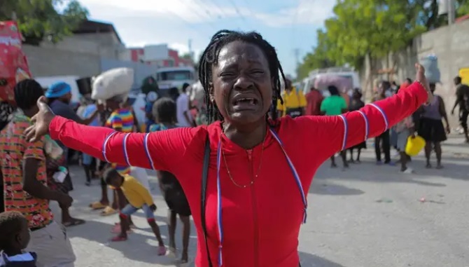 Reportaje- Haitianos  siguen denunciando corrupción en emisión de pasaportes en embajada de su país en RD