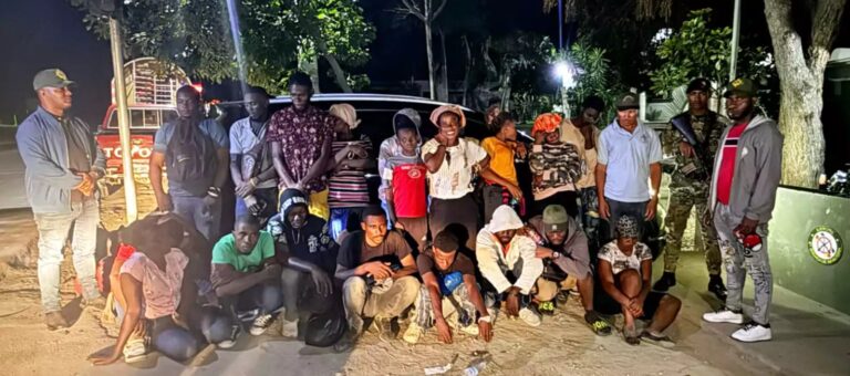 Abandonan jeepeta con 22 inmigrantes indocumentados en Montecristi