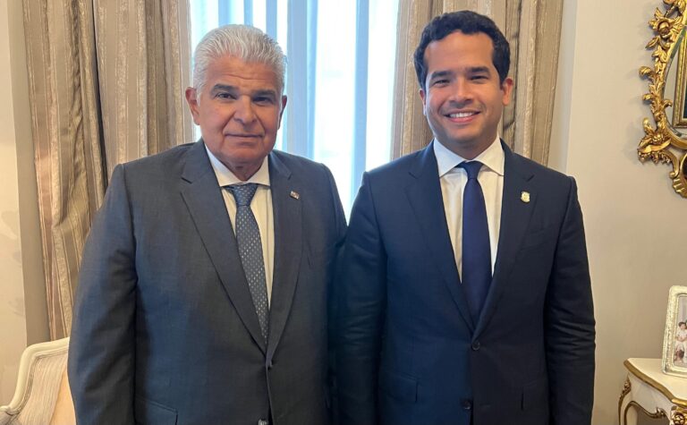 Omar Fernández conversa con presidente de Panamá temas de interés común