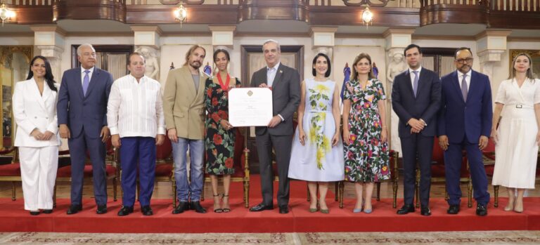 Presidente Abinader condecora a Zoe Saldaña con la Orden Heráldica de Cristóbal Colón y dice actriz es ejemplo de que los dominicanos sí podemos