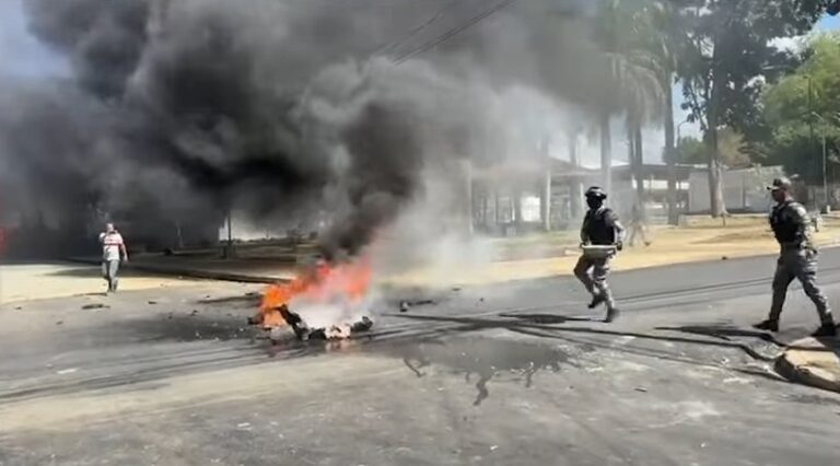 Se registran quemas de neumáticos en sector Pueblo Nuevo en medio de la huelga en SFM