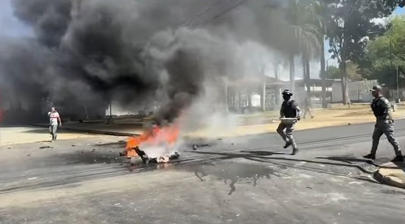 Se registran quemas de neumáticos en sector Pueblo Nuevo en medio de la huelga en SFM