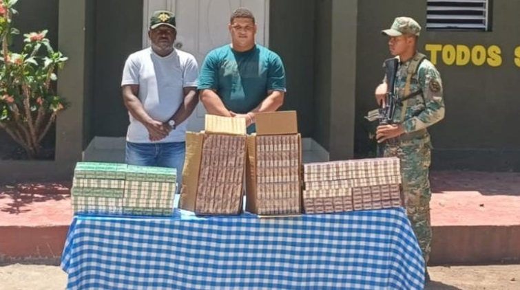 Migración cancela inspector de control migratorio arrestado por contrabando de cigarrillos