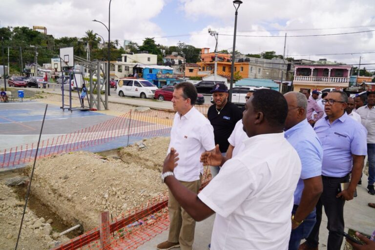 Ministro Víctor Bisonó se reúne con comunitarios del Distrito Nacional en programa “Gobierno en las Provincias”