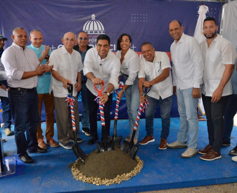 Ministro Kelvin Cruz inicia construcción pley de béisbol en Castañuelas