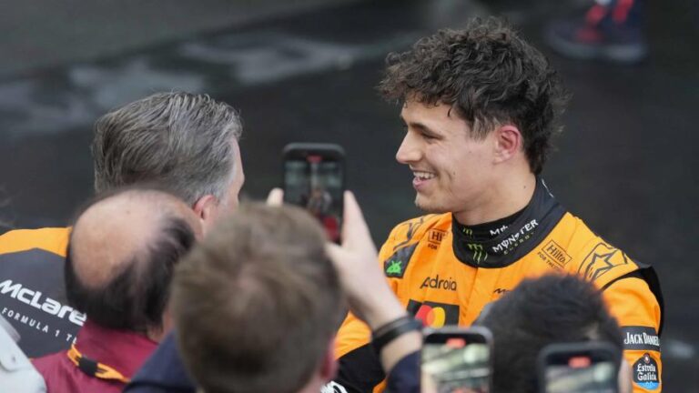 Lando Norris gana con McLaren un Gran Premio de Australia mojado y caótico
