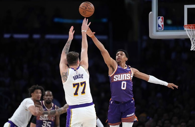 Luka Doncic eclipsa a los Suns