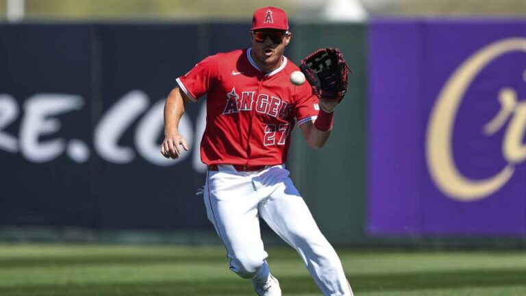 Mike Trout defiende la prohibición del uso de celulares en camerinos