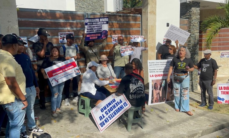 Víctimas de caso Nido protestan frente a casa de Emmanuel Rivera Ledesma
