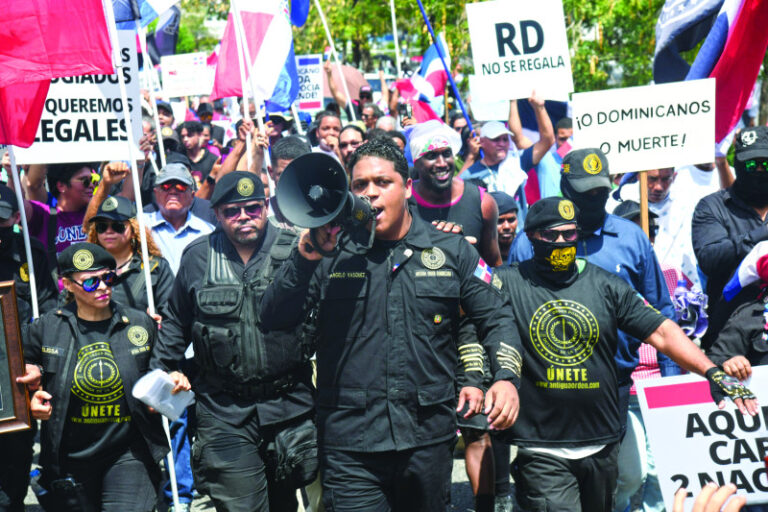 Reportaje- Marcha de Antigua Orden a Friusa custodiada por más de mil agentes PN y militares terminó a bombazos