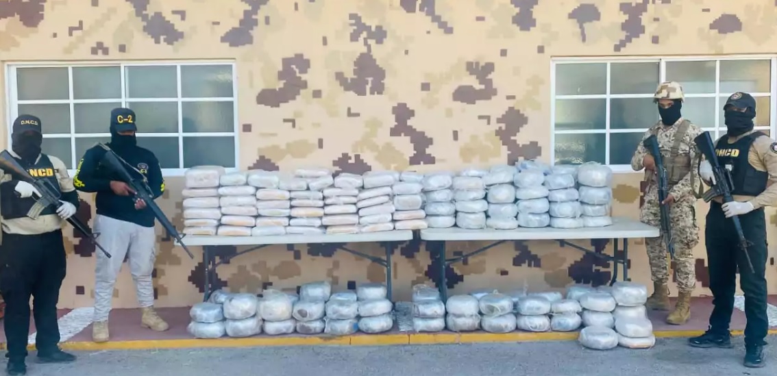 Ocupan 815 libras de marihuana a dos hombres que viajaban en un camión en Pedernales