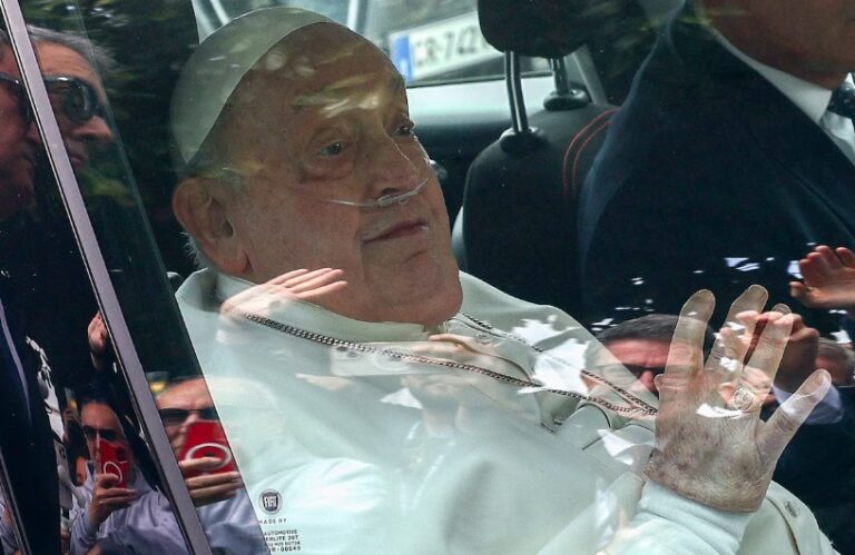 “Hubo que elegir entre dejarlo ir o probar con todos los medicamentos y terapias posibles”, revela el médico que trató al papa Francisco en el hospital Gemelli
