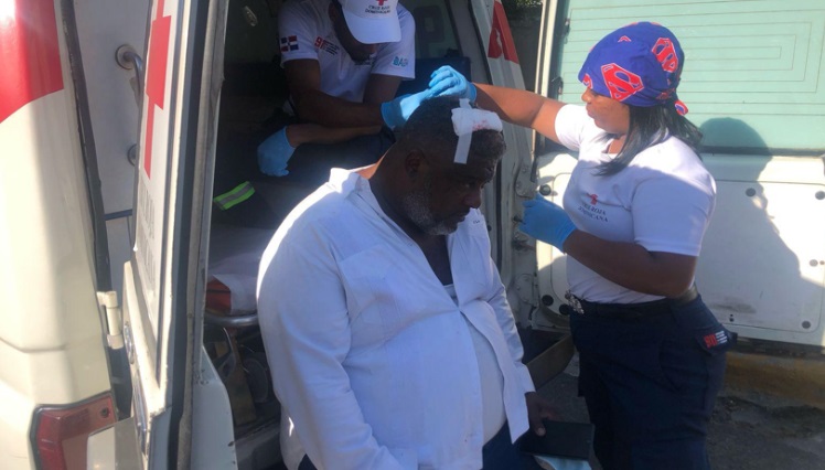 Regidor de la Fuerza del Pueblo acusa a pastor evangélico y su hijo de agredirlo en medio de conflicto vecinal en SDO