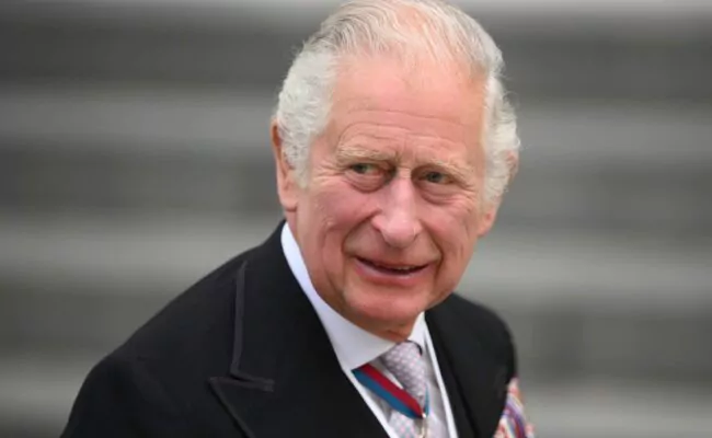 Rey Carlos de Inglaterra abandona la quimioterapia para probar medicina alternativa y enemas de café