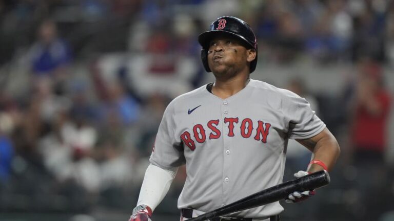 Rafael Devers, primer jugador de Grandes Ligas con 10 ponches en 3 juegos al inicio de temporada