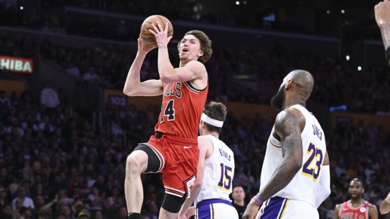 Regreso de LeBron tras la lesión arruinado por el esfuerzo de Bulls que vencen a Lakers