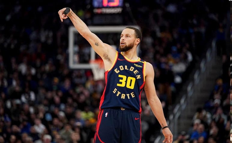 Stephen Curry firma otro hito histórico al llegar a los 4.000 triples