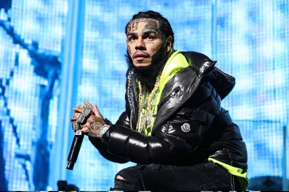 Allanan mansión de Tekashi en Florida; confiscan armas, objetos y drogas