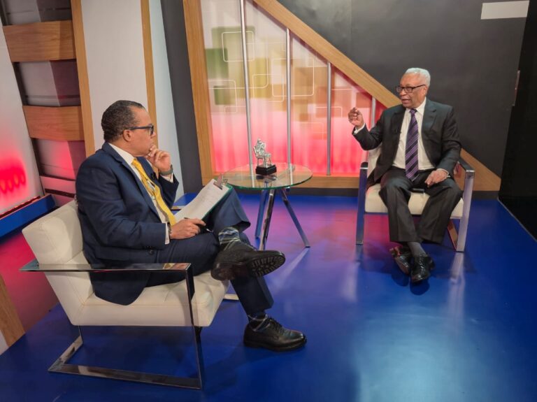 Video- Economista califica como inusual alza del dólar y vaticina que las tasas de interés seguirán aumentando