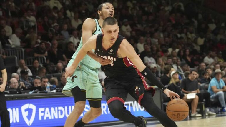 Wiggins anota 42 y Heat supera a Hornets para romper racha de diez derrotas