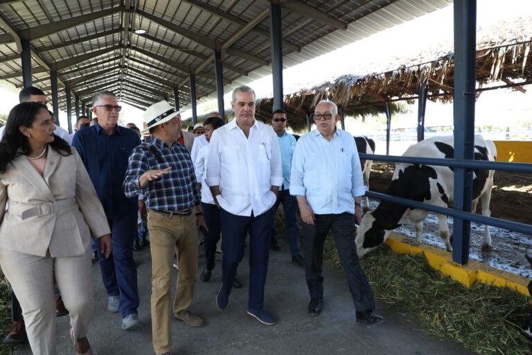 Presidente Abinader inaugura Hospital Provincial Nuestra Señora de Regla en Baní y Centro Deportivo Comunitario en Sabana Yegua, Azua