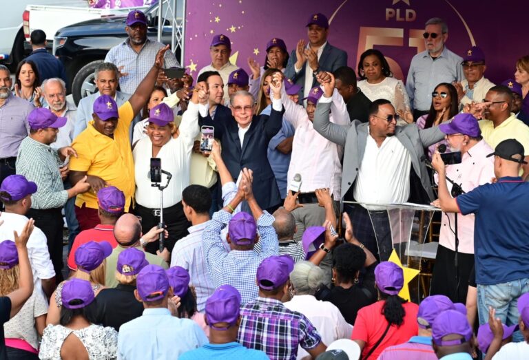 Danilo Medina juramenta miembros del PLD en La Caleta que se habían ido a la Fuerza del Pueblo