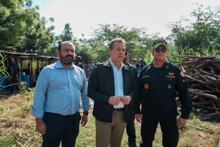 Ministro Ito Bisonó encabeza junto al CECCOM operativo que desmantela fábrica clandestina de alcohol en Barahona