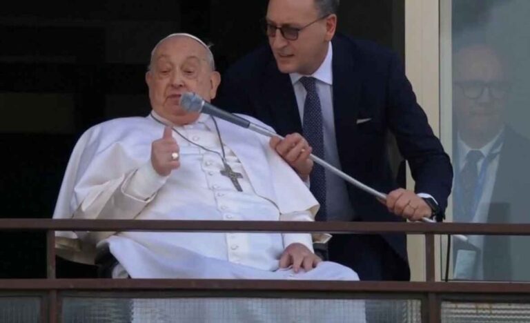 El papa Francisco fue dado de alta y reapareció para saludar a sus fieles