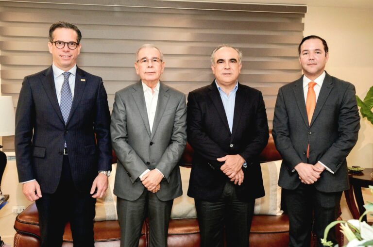 Danilo Medina y Johnny Pujols reciben Comisión del CONEP