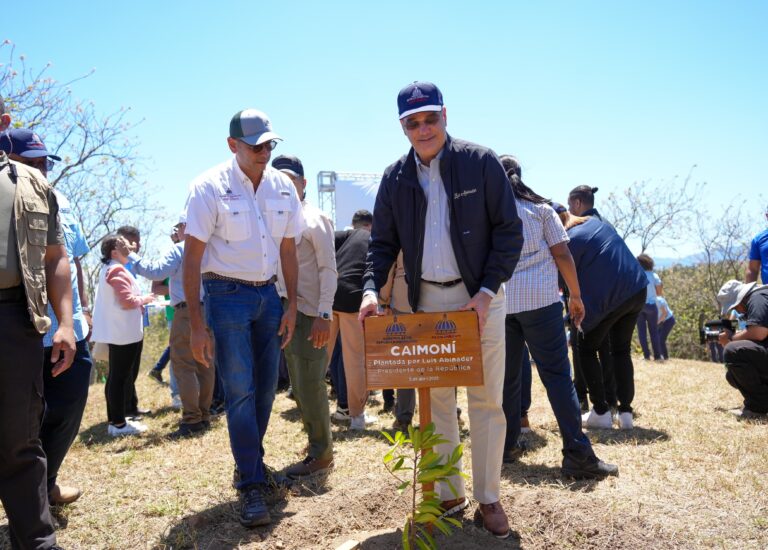 Presidente Abinader encabeza siembra de 3,200 plantas endémicas para reordenamiento de cuenca río Yaque del Norte