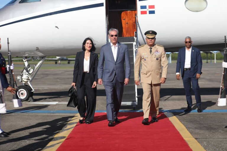 Presidente Abinader retorna al país tras participar en actos funerales del papa Francisco