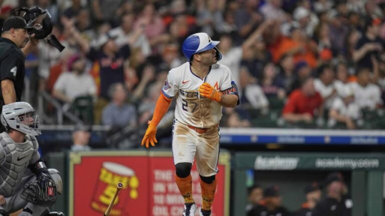 Altuve y Walker conectan jonrones de dos carreras y los Astros remontan para vencer 8-5 a Tigres