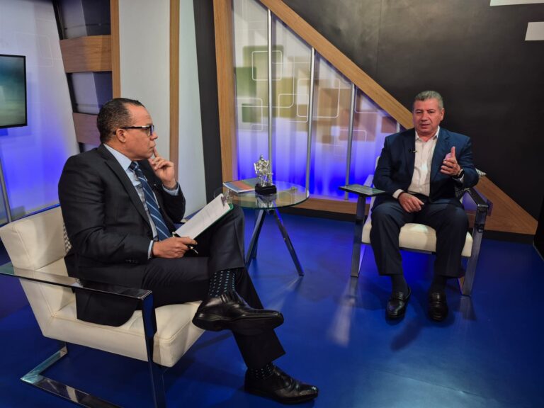 César Fernández: “Cuando el gobierno baja en popularidad recurre al tema haitiano”