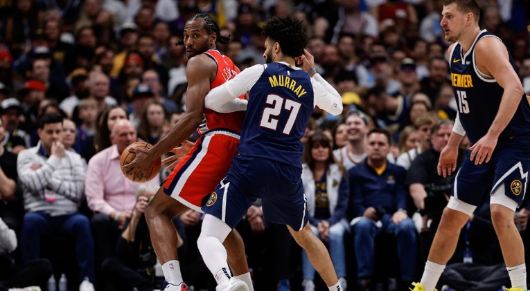Con un gran Kawhi Leonard, Clippers empatan serie con los Nuggets
