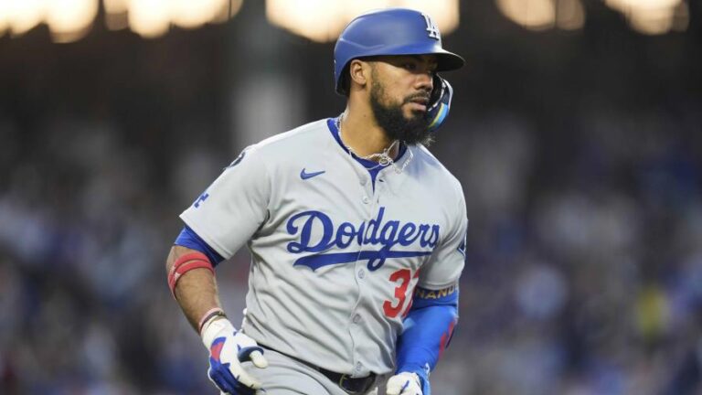 Cachorros superan 7-6 a Dodgers, pese a jonrón y cuatro empujada de Teoscar Hernández