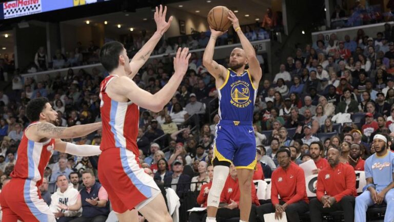 Curry atina 12 triples y suma 52 puntos en victoria de Warriors 134-125 sobre Grizzlies