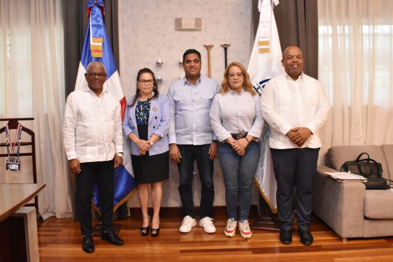 Digna Reynoso, Directora del Consejo de Gestión Presidencial, se reúne con el Ministro de Deportes en busca de soluciones para Capotillo