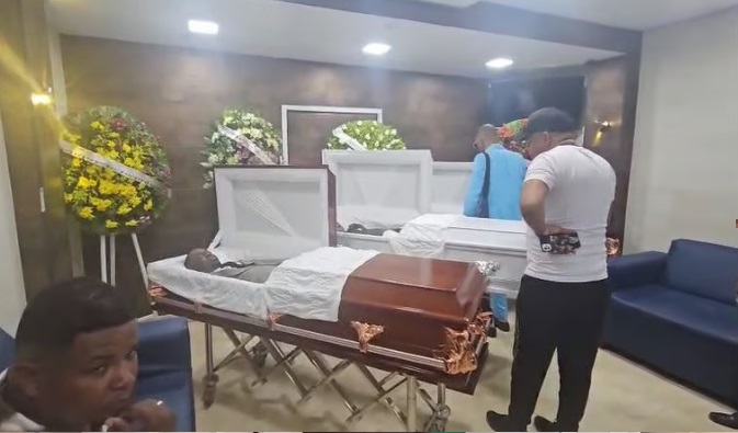 Dolor y desesperación en el velatorio de exmilitar, su esposa y su hijo