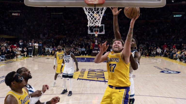 Doncic anota 31, y Lakers derrotan a Timberwolves para empatar la serie