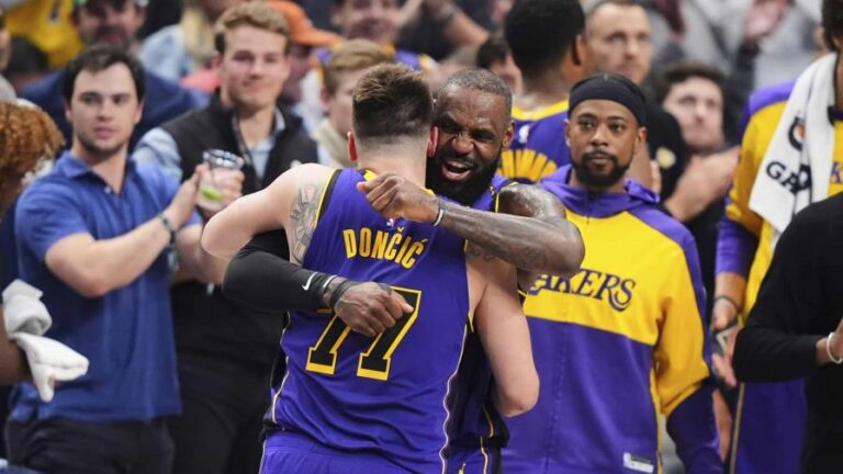 Doncic anota 45 puntos en su regreso a Dallas; Lakers aseguran playoffs con paliza de 112-97