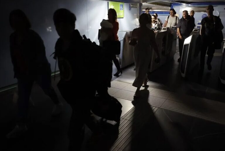 Presidente Abinader promete sistema eléctrico se estabilizará en un mes: “Los que más sufrimos somos nosotros”