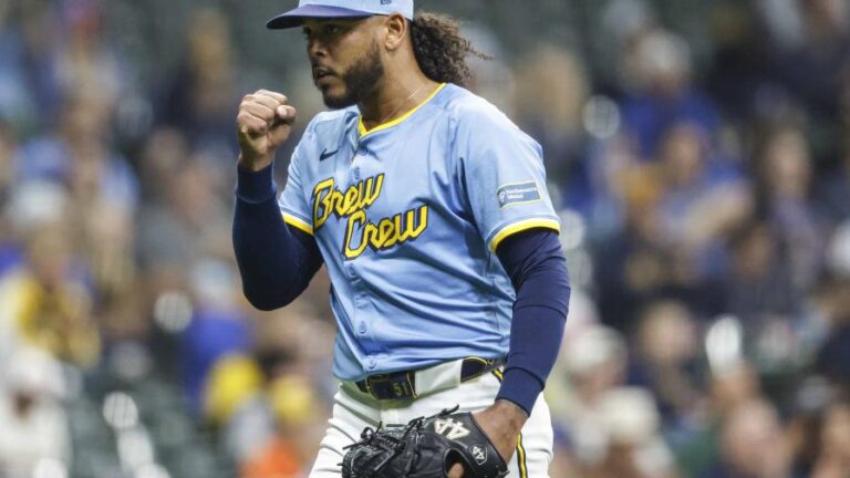 Freddy Peralta gana y Christian Yelich impulsa tres en victoria 5-3 de Cerveceros sobre Atléticos