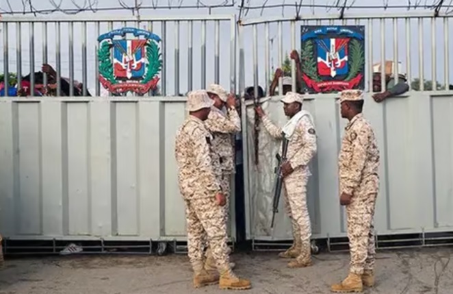 Haitianos rechazan pago de cruce de frontera a vehículos y bloquean puerta fronteriza por Elías Piña