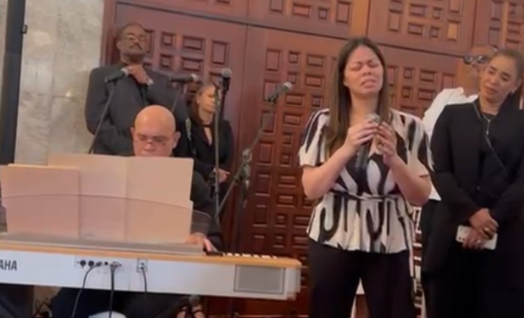 Hija de Rubby Pérez lo honra en su funeral con emotivas interpretaciones